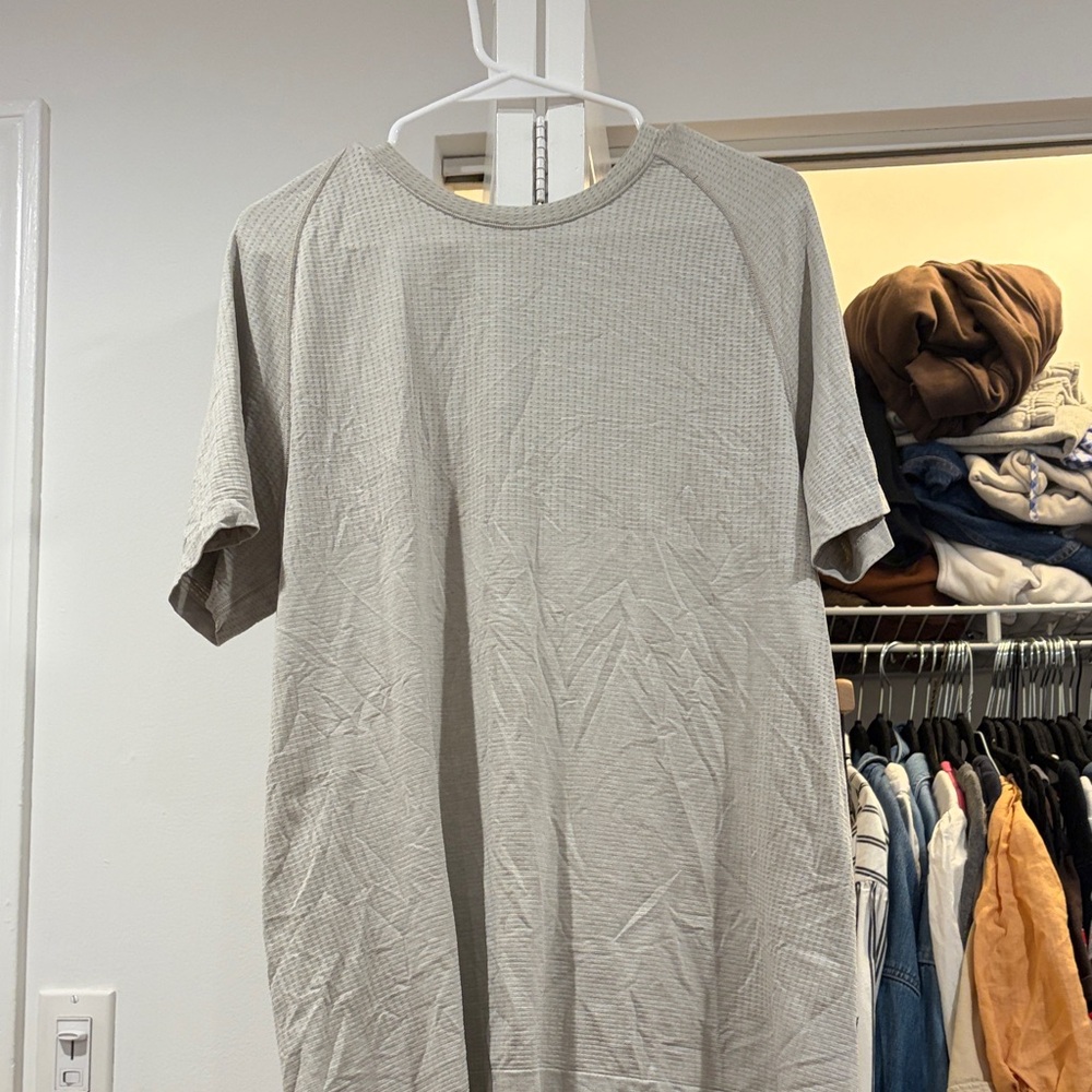 Men's metal vent tech large T shirt